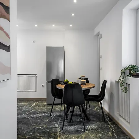 Chic & 3br Retreat In The Historic Center Bucharest