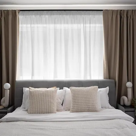 Chic & 3br Retreat In The Historic Center Διαμέρισμα