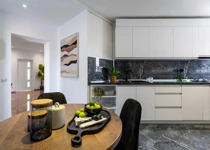 Chic & 3br Retreat In The Historic Center