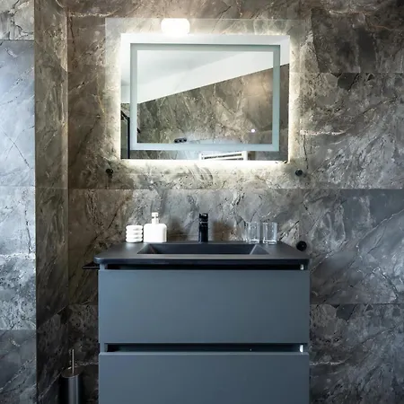 Chic & 3br Retreat In The Historic Center דירה *