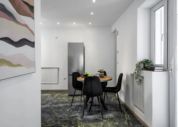 Chic & 3br Retreat In The Historic Center Bükreş